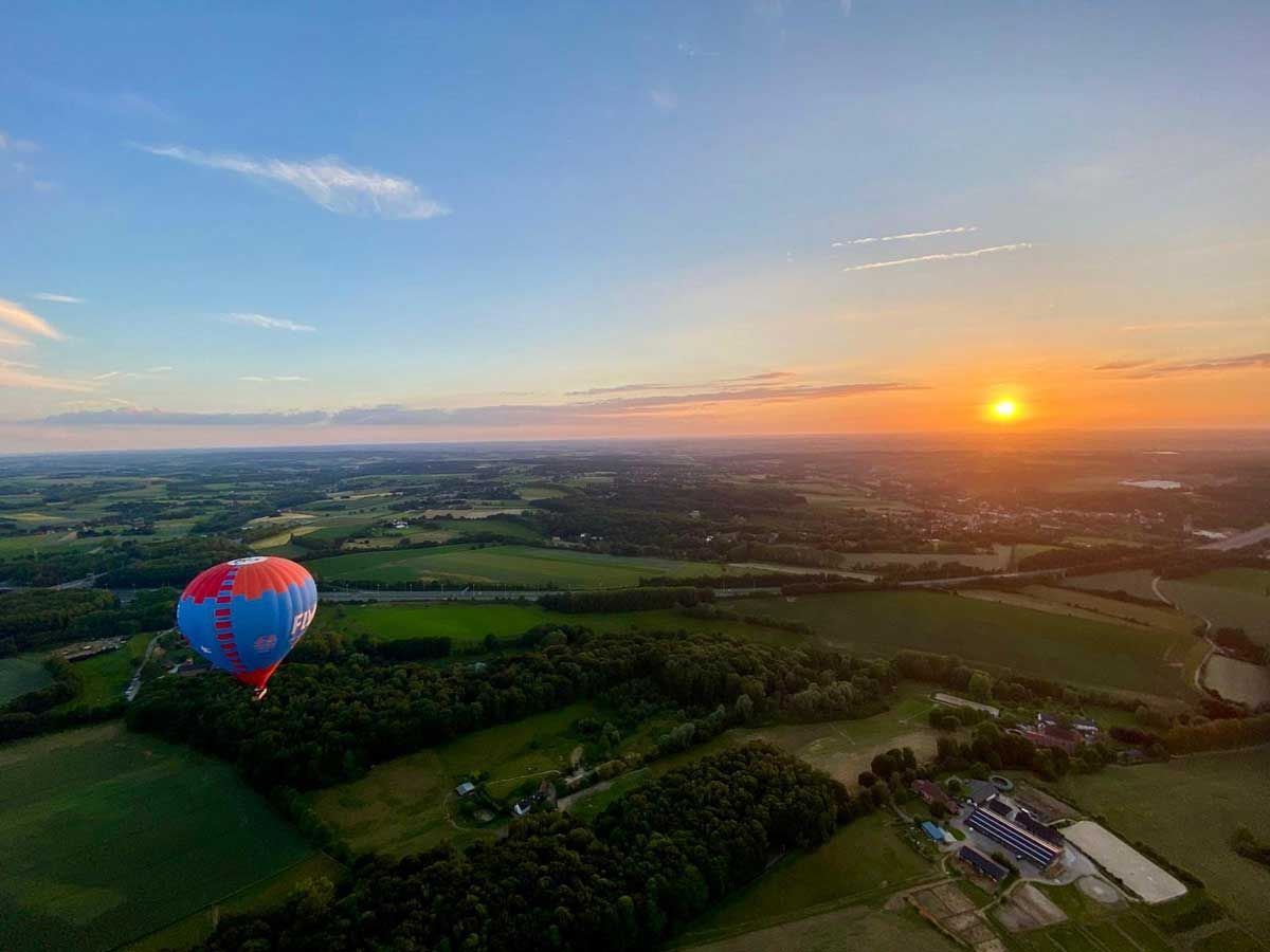 montgolfiere au coucher de soleil